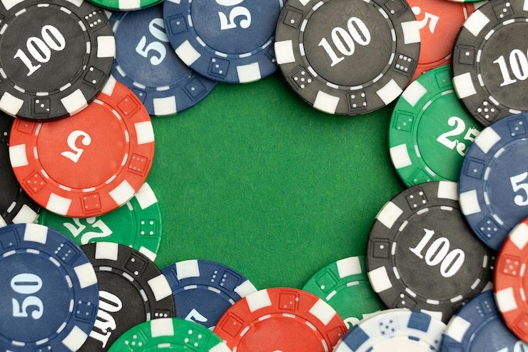 Pembaca berita digital memakai ponsel